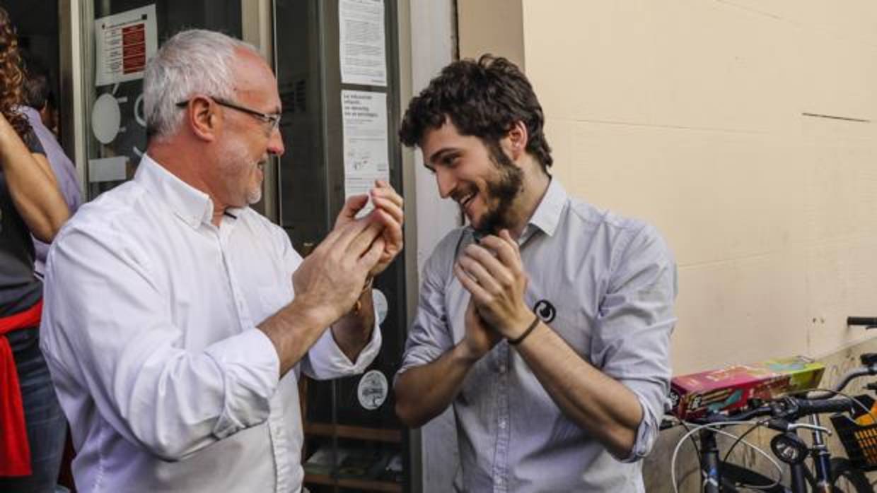 Imagen de Antonio Montiel, portavoz de Podemos en las Cortes, y del secretario general, Antonio Estañ