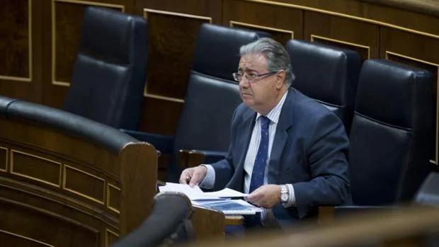 El ministro del Interior, Juan Ignacio Zoido, en su escaño en el Congreso de los Diputados