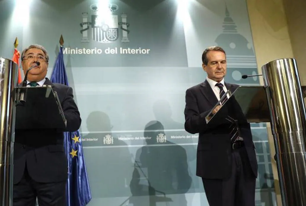 El ministro del Interior, Juan Ignacio Zoido, y Abel Caballero durante la rueda de prensa en el Ministerio