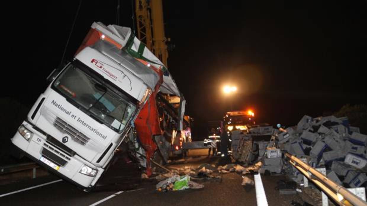 Herido grave el conductor de trailer cargado de componentes para el automóvil en un accidente en la A-62 entre Magaz de Pisuerga y Torquemada