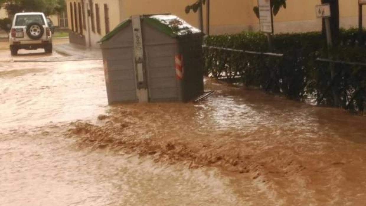 Un contenedor, en una calle inundada de la ciudad de toledo