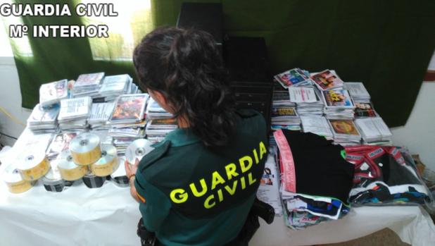 La Guardia Civil detiene a un hombre por falsificar prendas y 3.000 CD y DVD en Cullera