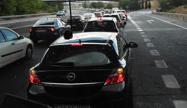 Una tromba de agua colapsa la carretera entre Santa Bárbara y el Polígono en Toledo