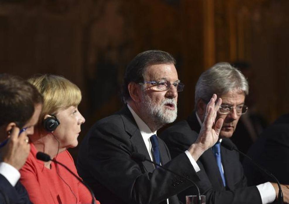 Rajoy, acompañado por Gentiloni (a su izquierda), Merkel y Macron (a su derecha) durante la rueda de prensa tras la cumbre de París