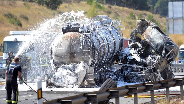 Muere el conductor de un camión al arder su vehículo cargado de mercancía peligrosa en la A-1