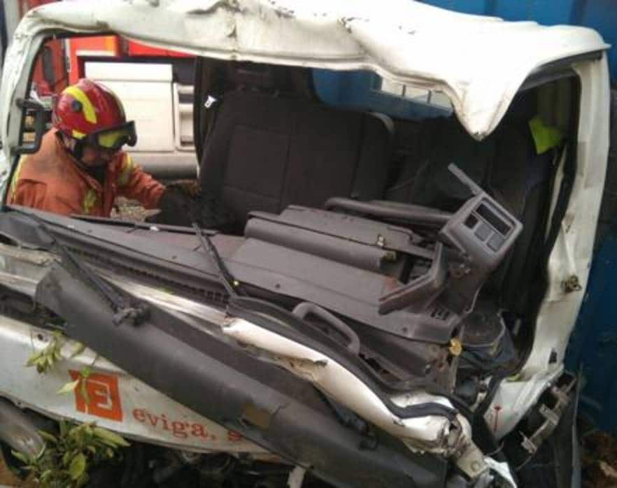Imagen del camión accidentado en Corbera