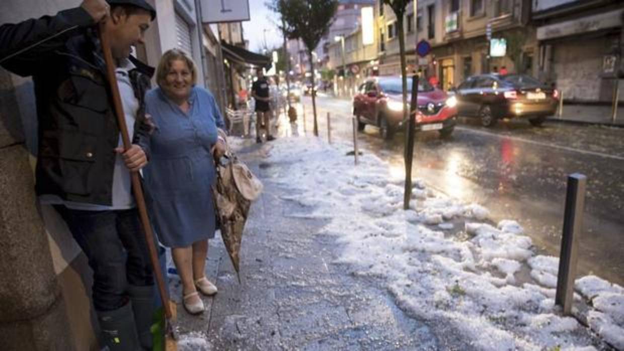 Vecinos de Arzúa este lunes tras las fuertes tormentas de granizo