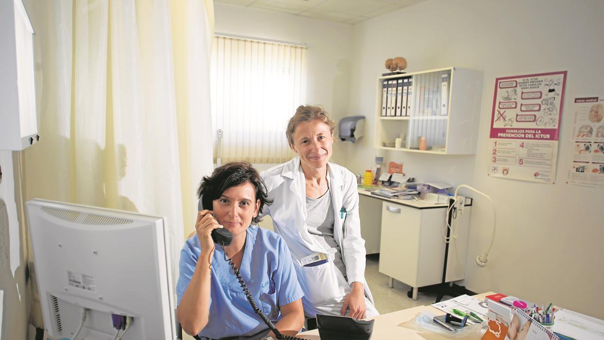 La doctora Loreto Ballesteros y la enfermera Gema (al teléfono)