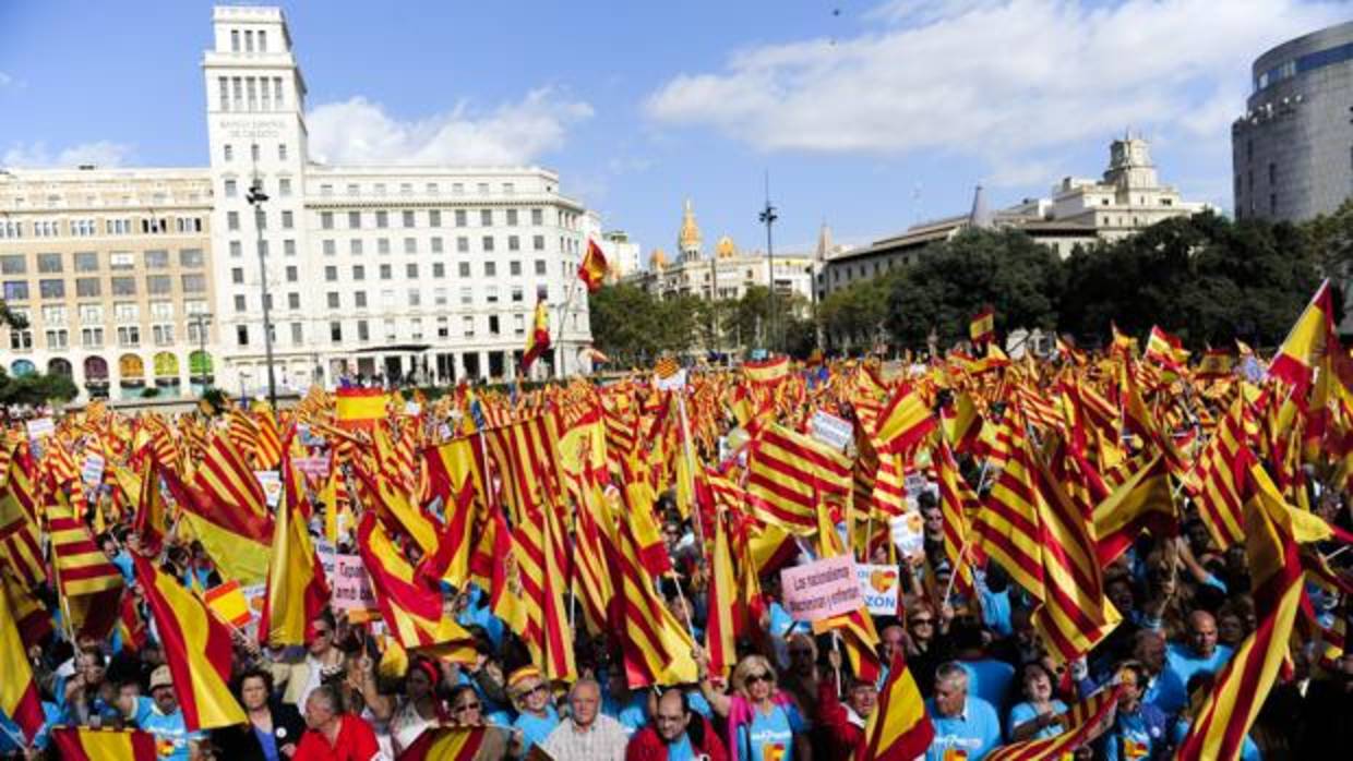 Celebración del 12-O en plaza Cataluña de Barcelona, en 2013