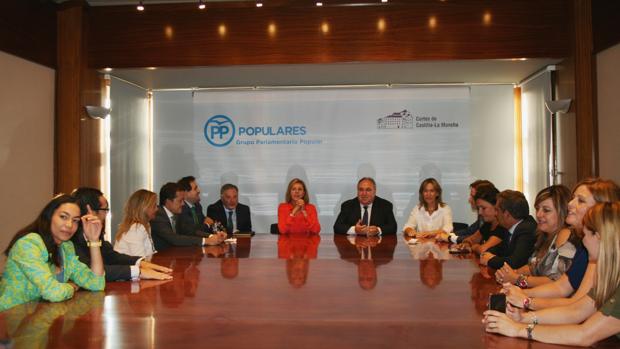 Cospedal visita a los parlamentarios del PP en un receso del pleno maratoniano