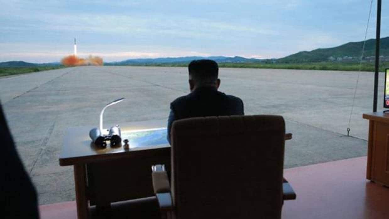 El líder norcoreano, Kim Jong-un, observa el lanzamiento de un misil