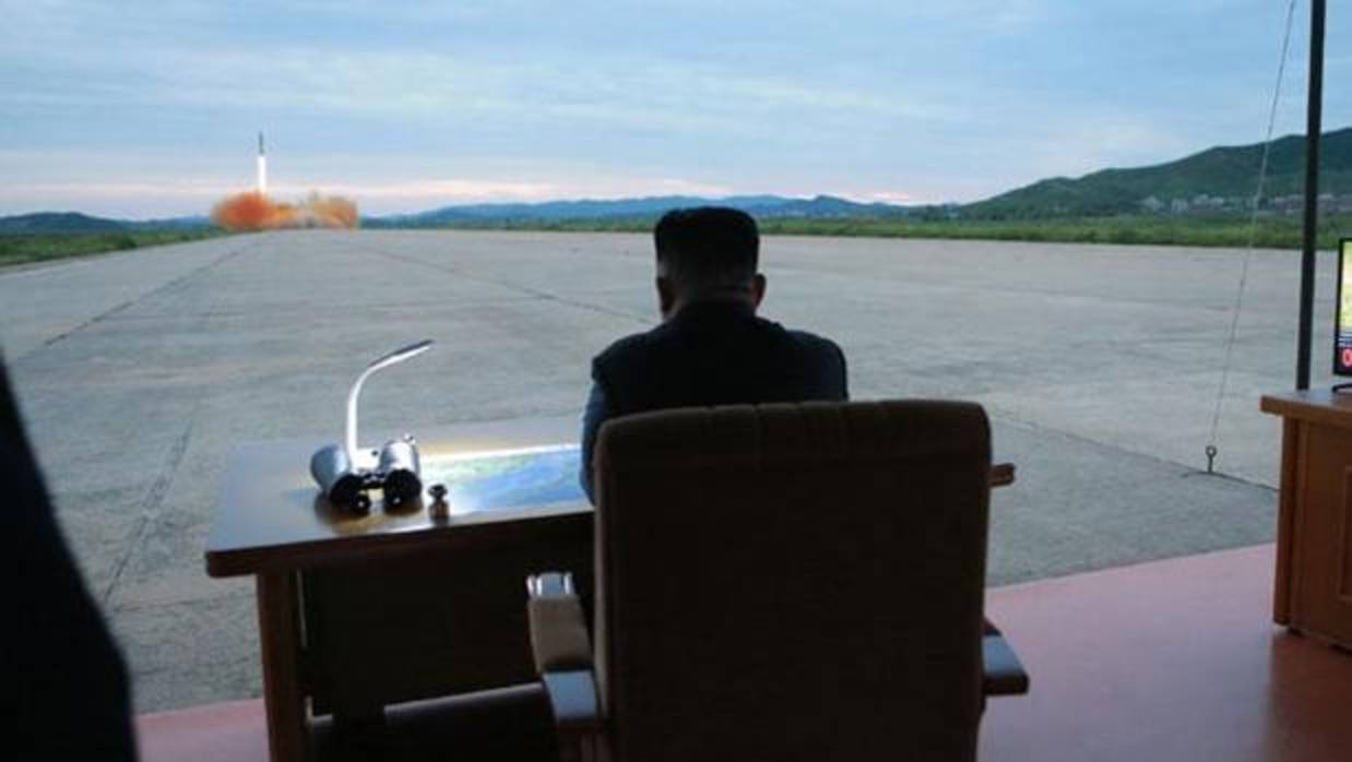 El líder norcoreano, Kim Jong-un, observa el lanzamiento de un misil