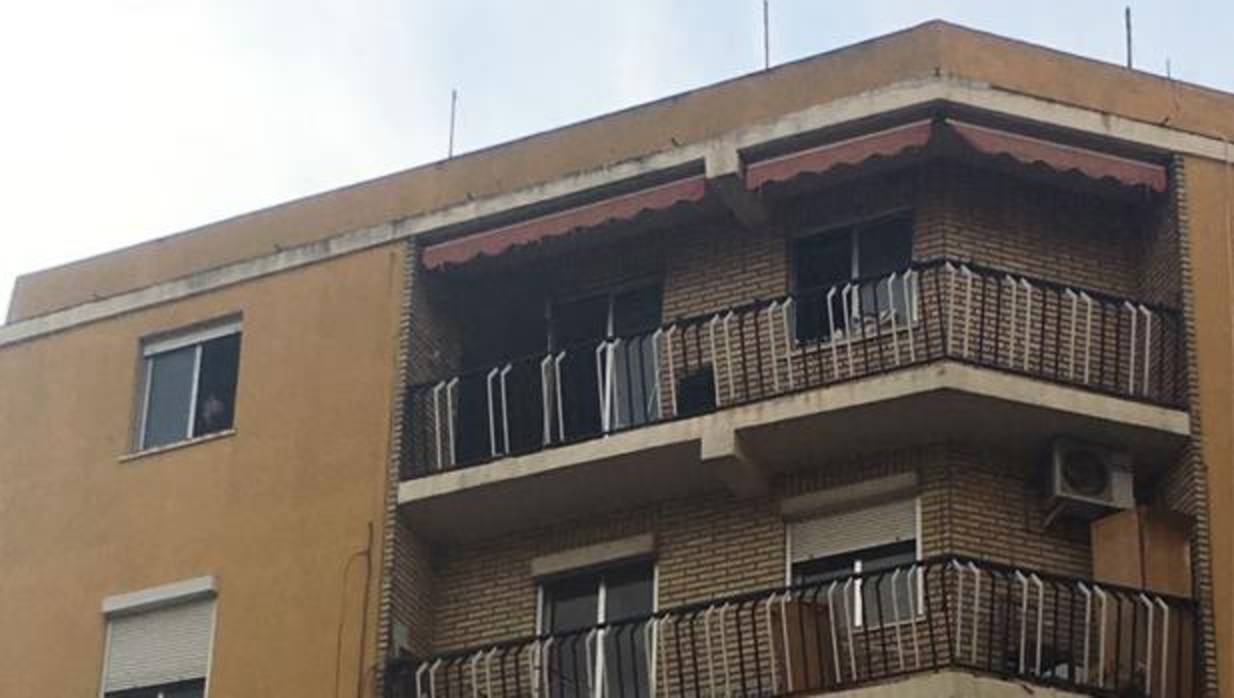 Imagen del balcón desde donde se han lanzado los objetos con el detalle de la pared perforada