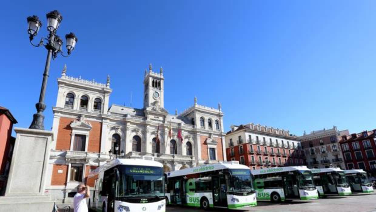 Autobuses de Auvasa en la Plaza Mayor de Valladolid