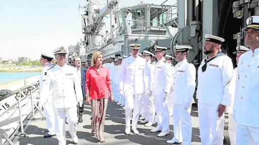 La ministra de Defensa, María Dolores de Cospedal, en su visita al buque «Cantabria»