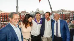 El actor, junto al alcalde Óscar Puente, los concejales Ana Redondo y Manuel Saravia, y el presidente de la Diputación, Jesús Julio Carnero