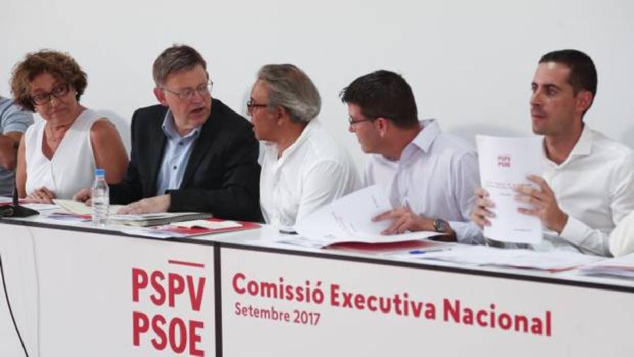 Puig con Mata y otros dirigentes del PSPV-PSOE durante la primera reunión de la Ejecutiva Nacional