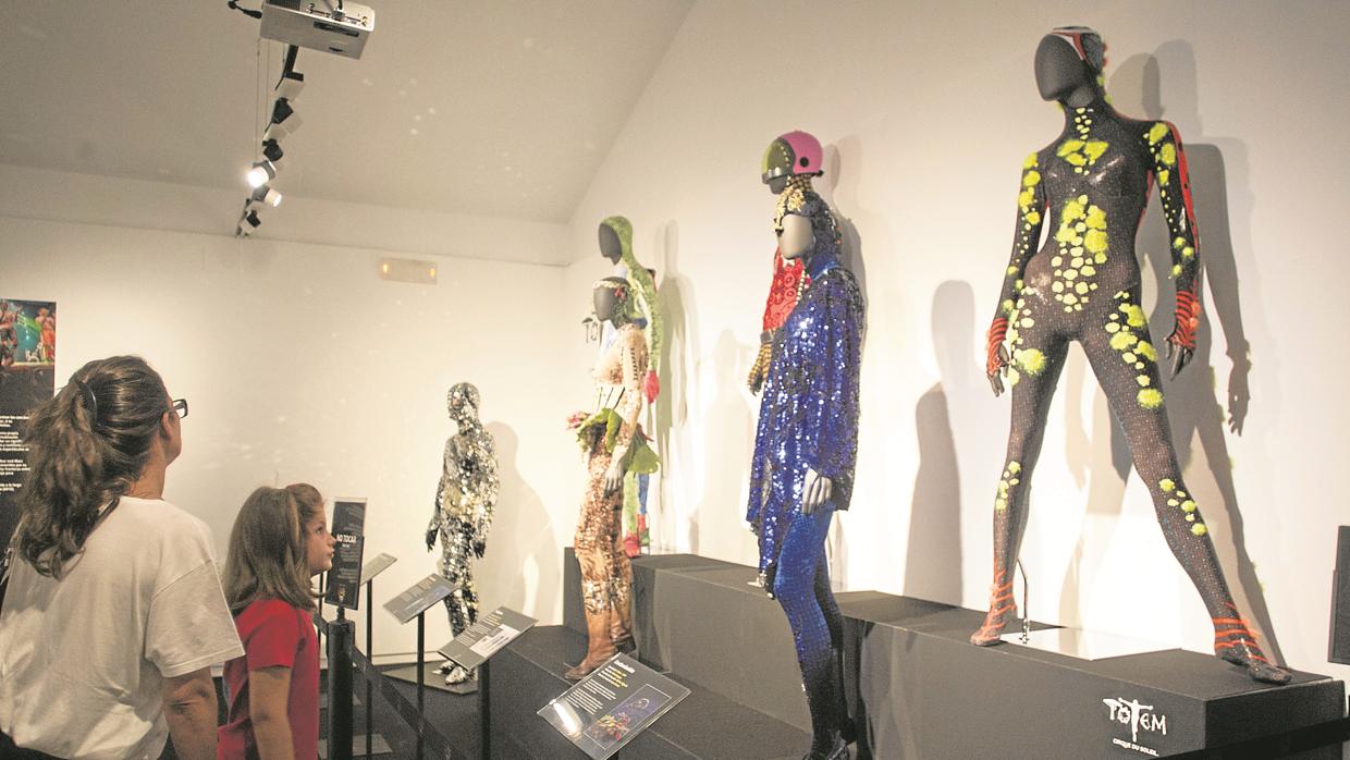 Trajes de «Totem» mostrados en la exposición