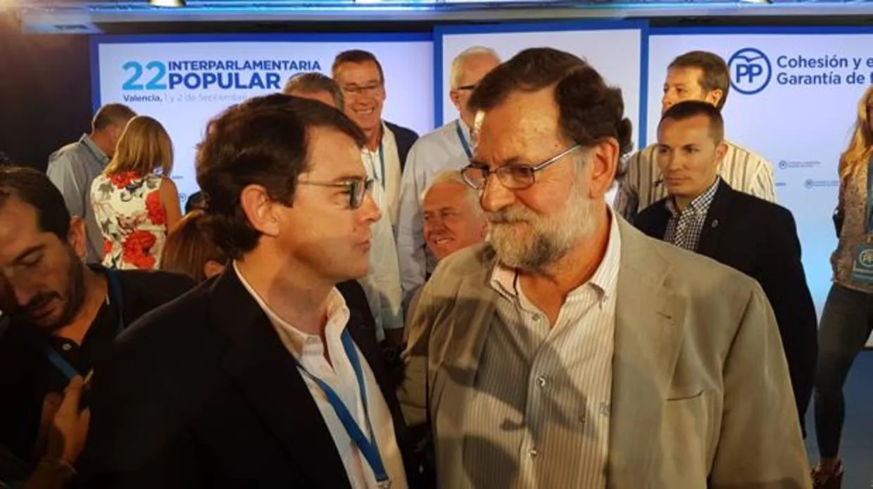El presidente del Gobierno, Mariano Rajoy, junto al presidente del PP de Castilla y León, Alfonso Fernández Mañueco, en la clausura de la Interparlamentaria