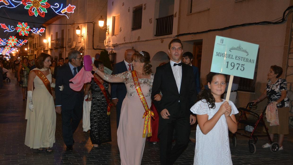 Desfile desde el Ayuntamiento hasta el Parque. En la imagen, la reina de 1975