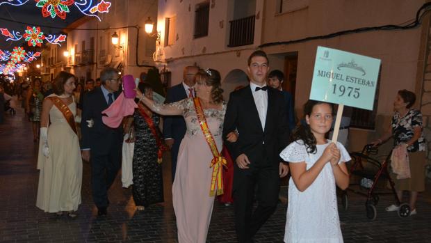 Desfile en Miguel Esteban de 200 reinas y damas de los últimos 50 años