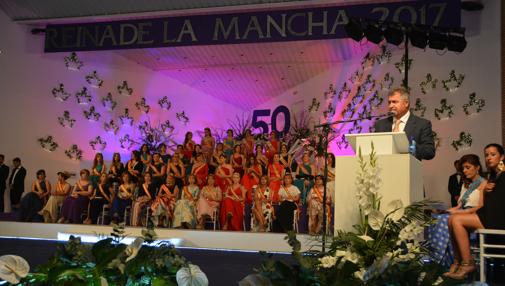 El alcalde, en el auditorio del Parque, se dirige a las casi 200 reinas y damas migueletas