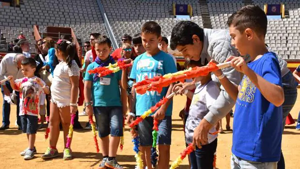 La Fundación Víctor Barrio acerca la tauromaquia a más de un centenar de niños durante San Antolín