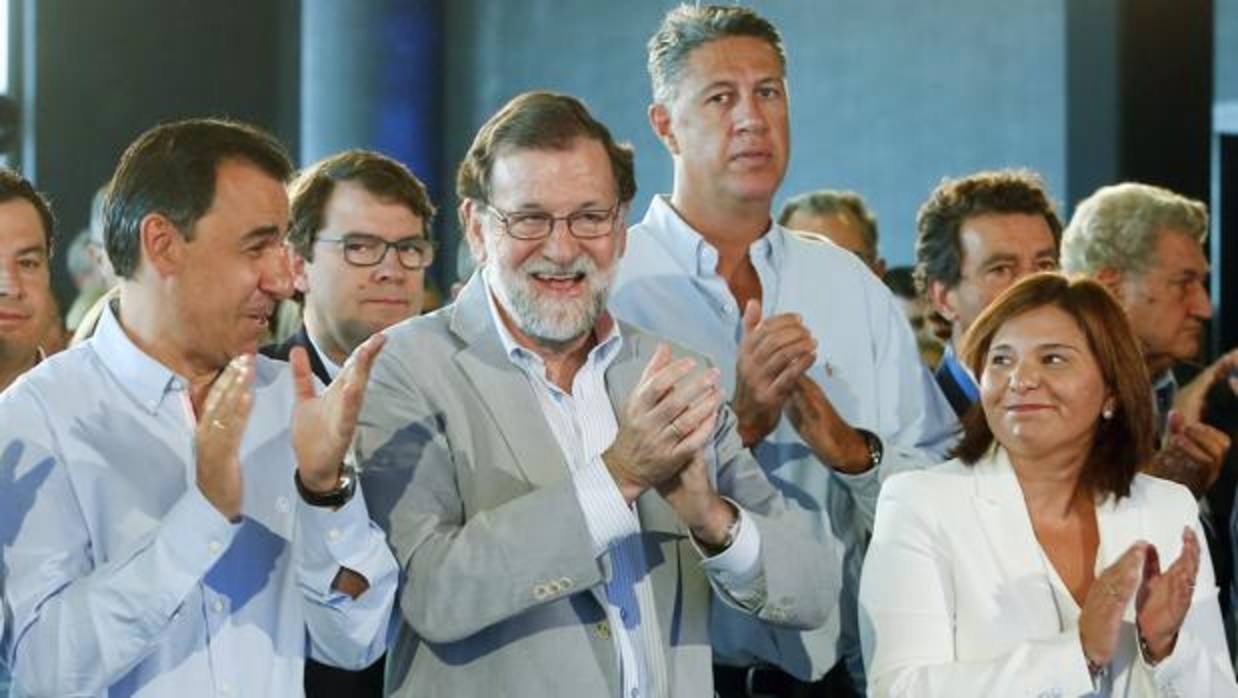 Rajoy, junto la presidenta del PPCV, Isabel Bonig (d), Fernando Martínez-Maillo (i), y Xavi García Albiol (2d), durante la jornada de clausura de la reunión interparlamentaria del PP