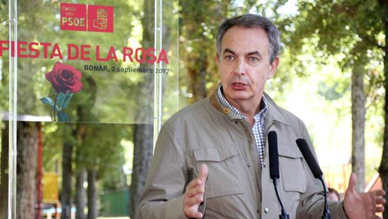 El ex presidente del Gobierno José Luis Rodríguez Zapatero, participa en la Fiesta de la Rosa de Boñar, en León