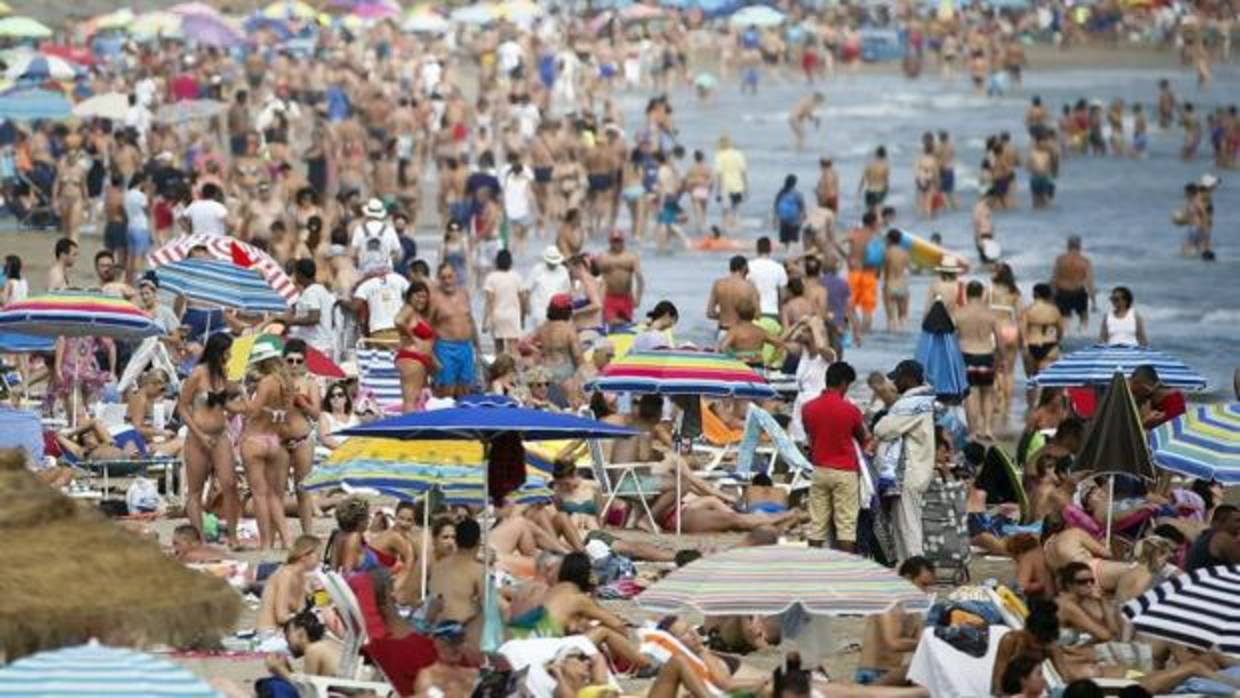 Una playa de Valencia llena de bañistas este domingo en Valencia