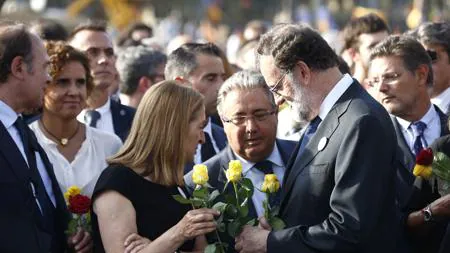 El presidente del Gobierno, Mariano Rajoy (d), la presidenta del Congreso, Ana Pastor (i), y el minsitro del Interior, Juan Ignacio Zoido (c) durante la manifestación contra los atentados yihadistas en Cataluña