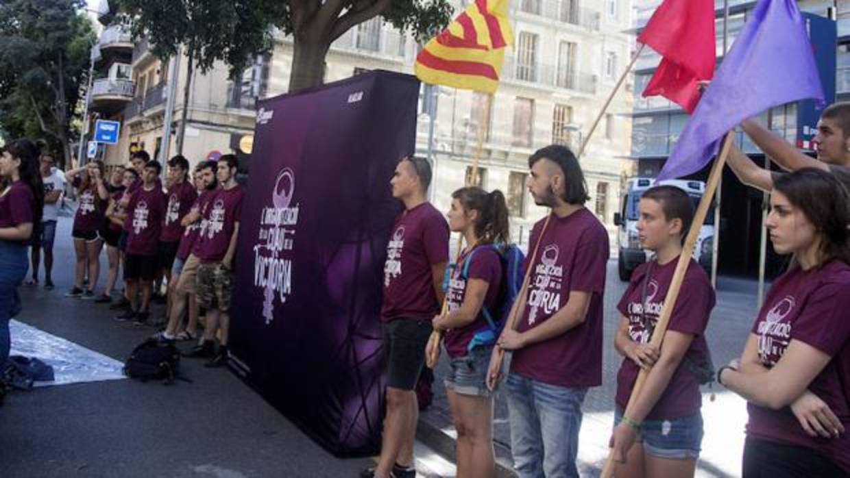 Miembros de la organización independentista Arran concentrados frente a la comisaría de los Mossos de Les Corts de Barcelona