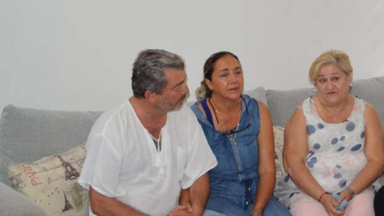 De izquierda a derecha, Jorge Fernández Villarreal y Adriana González, padres de Jorge Fernández, presunto homicida de su esposa, la española Pilar Garrido, y Rosa María Santamans Martín, madre de la española
