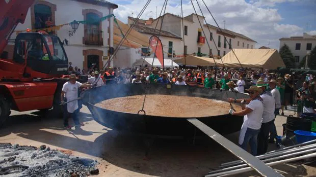 Un pisto de 1.700 kilos para batir el propio Guinness en Villanueva de los Infantes