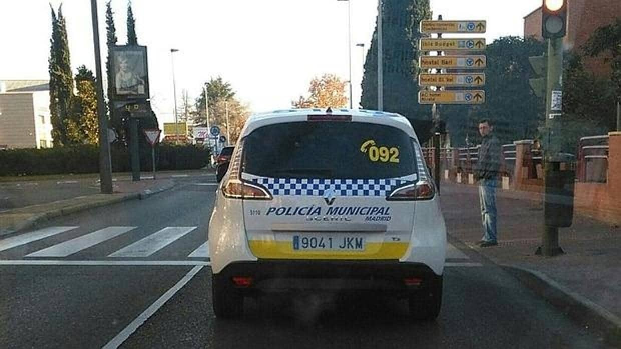 Un coche de la Policía municipal patrulla las calles