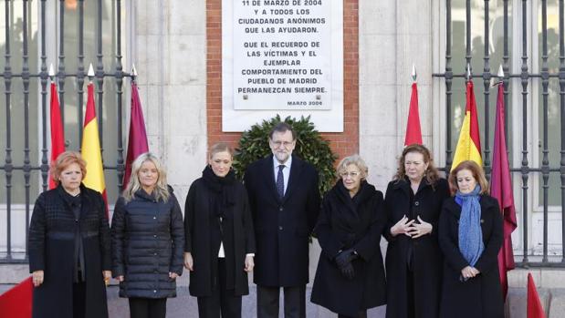 Mariano Rajoy junto a Cristina Cifuentes, Manuela Carmena y las presidentas de las asociaciones de víctimas de Terrorismo