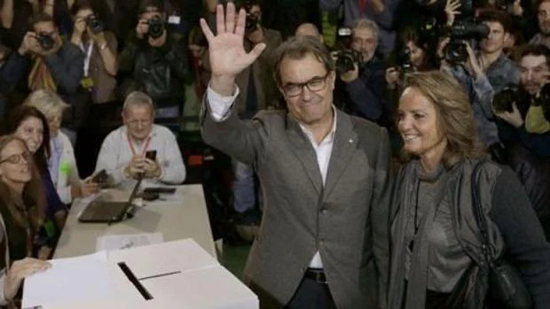 Artur Mas y sus esposa, tras votar en la consulta ilegal del 9-N de 2014