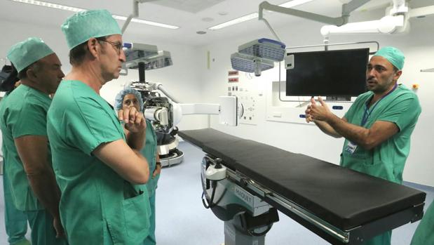 El presidente Feijóo, ayer visitando el quirófano híbrido en Vigo