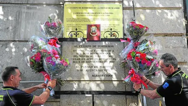 Los bomberos colocan las rosas en la placa que recuerda a los diez profesionales fallecidos en el incendio de los Almacenes Arias el 5 de septiembre de 1987