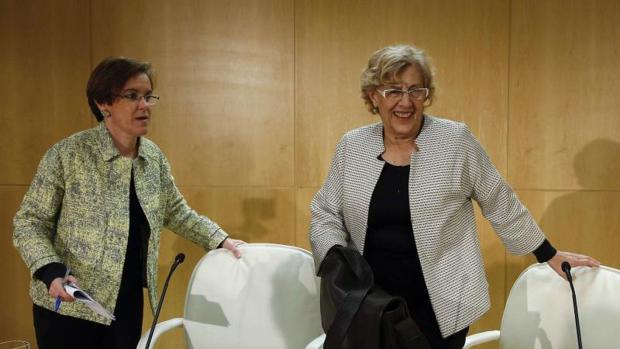 La portavoz del PSOE en el Ayuntamiento de Madrid, Purificación Causapié, y la alcaldesa de Madrid, Manuela Carmena