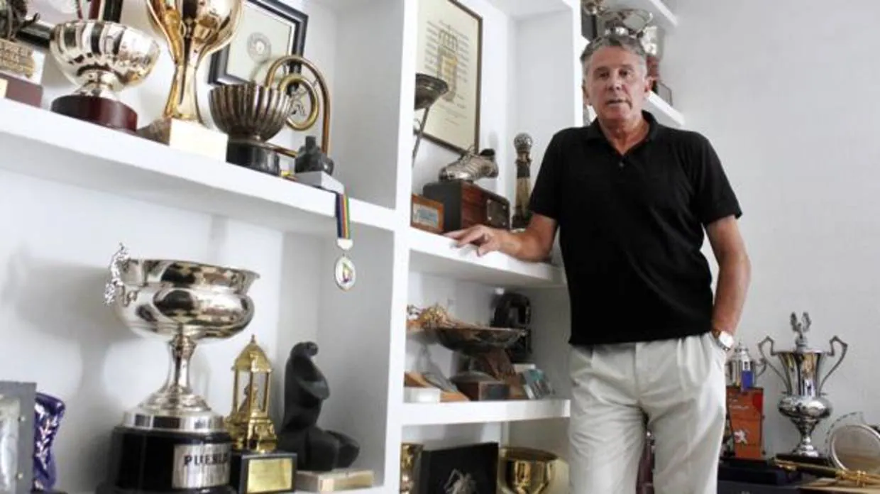 González, en su casa, rodeado de trofeos
