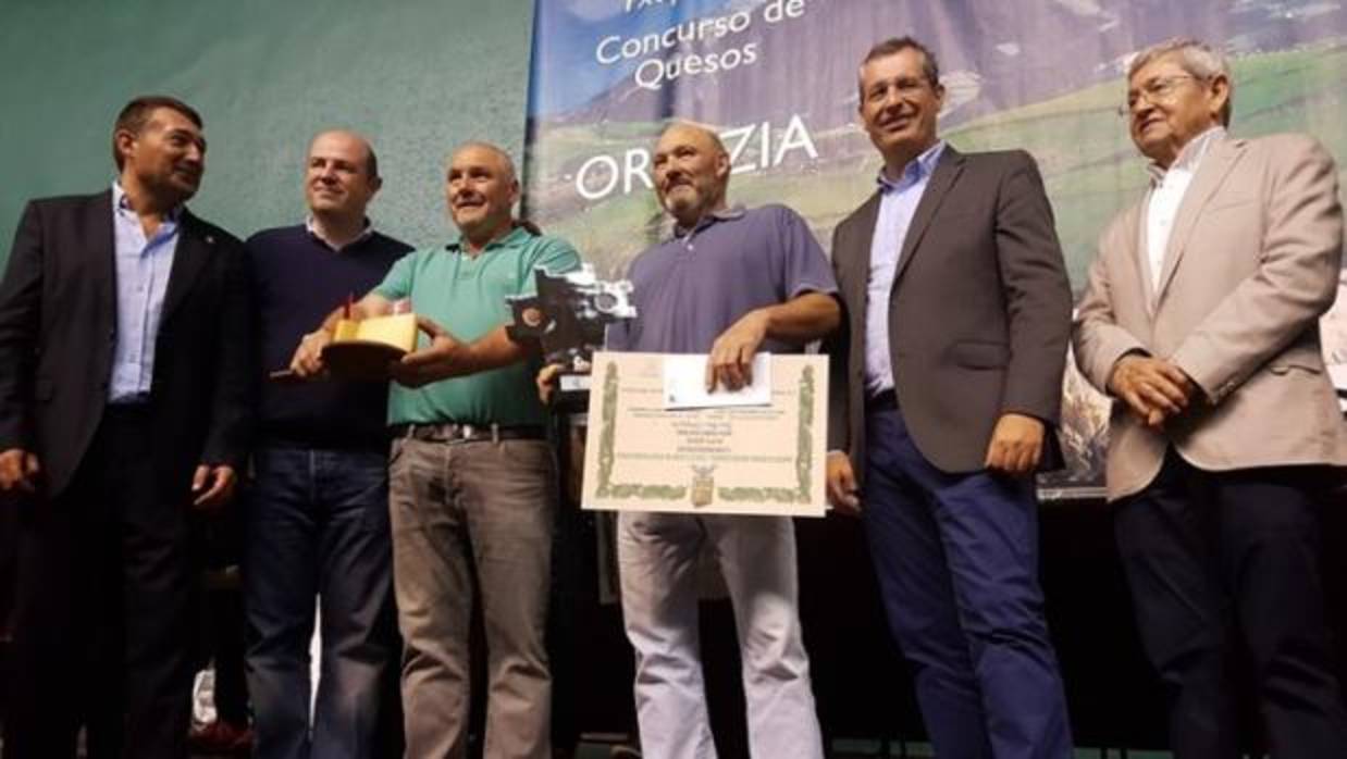 Más de 8.000 euros por la mitad del mejor queso del concurso de Idiazabal