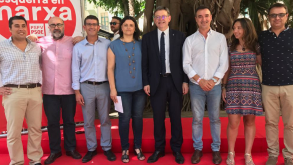 El alcalde de Ribarroja, Robert Raga, con su grupo municipal y Ximo Puig