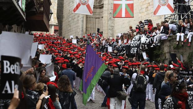 Guerra sexista Hondarribia: plásticos negros en protesta por el desfile mixto de soldados