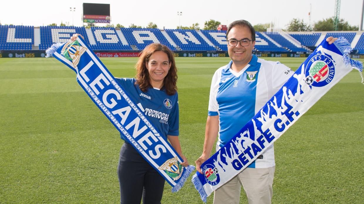 Sara Hernández y Santiago Llorente posan en el estadio con las camisetas de sus equipos y las bufandas intercambiadas