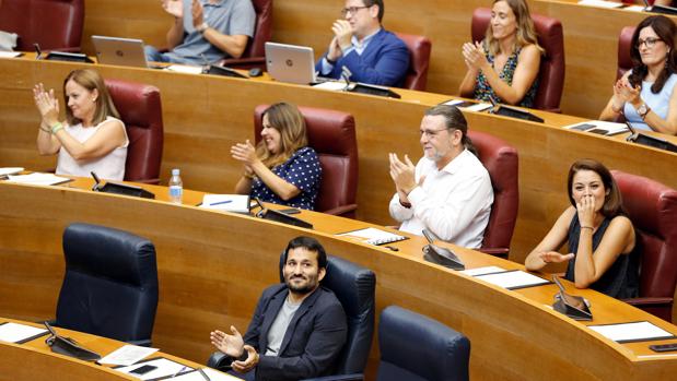El tripartito aprueba el decreto de plurilingüismo en un tenso debate con Cataluña como protagonista