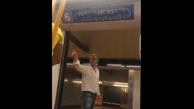 Revuelta en un vagón del Metro contra un neonazi que gritó: «Ojalá volviese Hitler y os metiera en una nave»