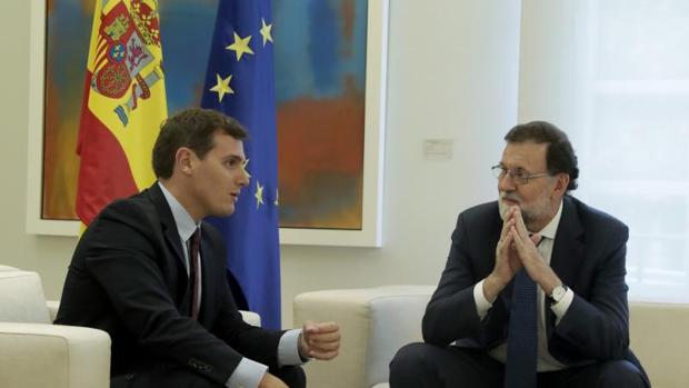 Sánchez rehúye la foto conjunta con Rajoy y Rivera