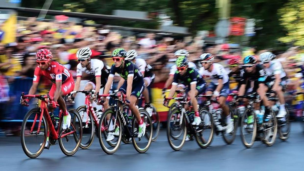Unos ciclistas se aproximan a la meta en La Vuelta del año pasado