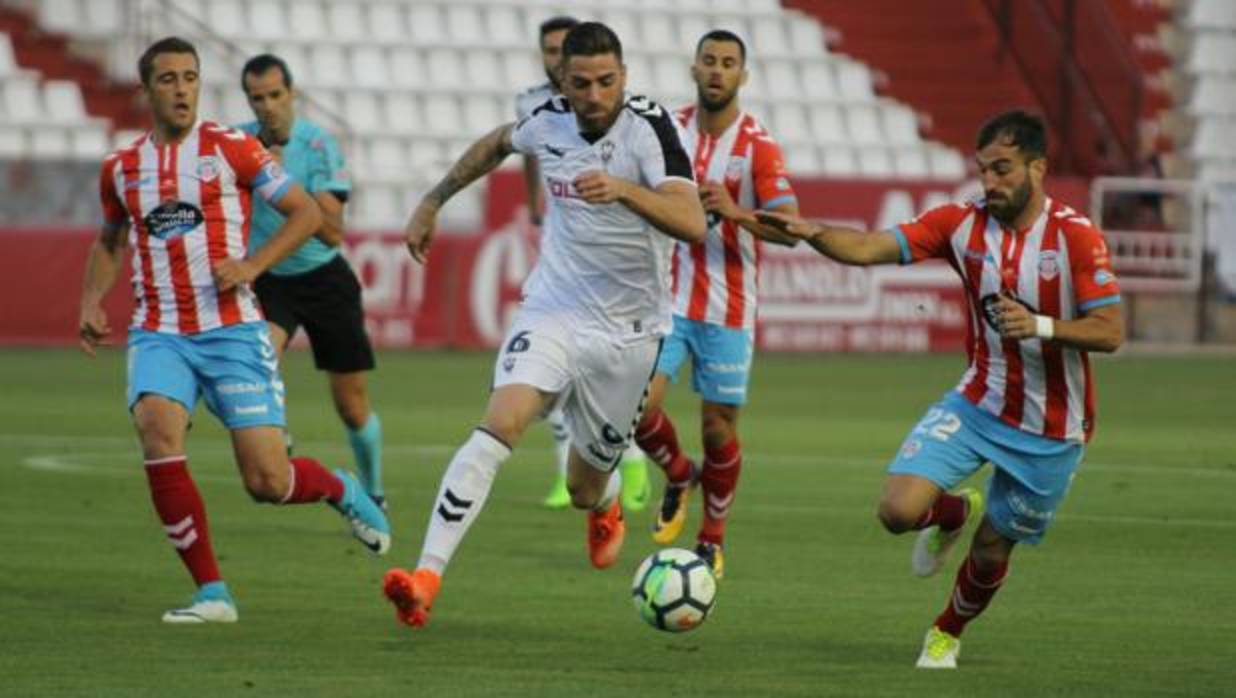 Rafa Gálvez, rodeado por defensas de Lugo, busca la portería contraria